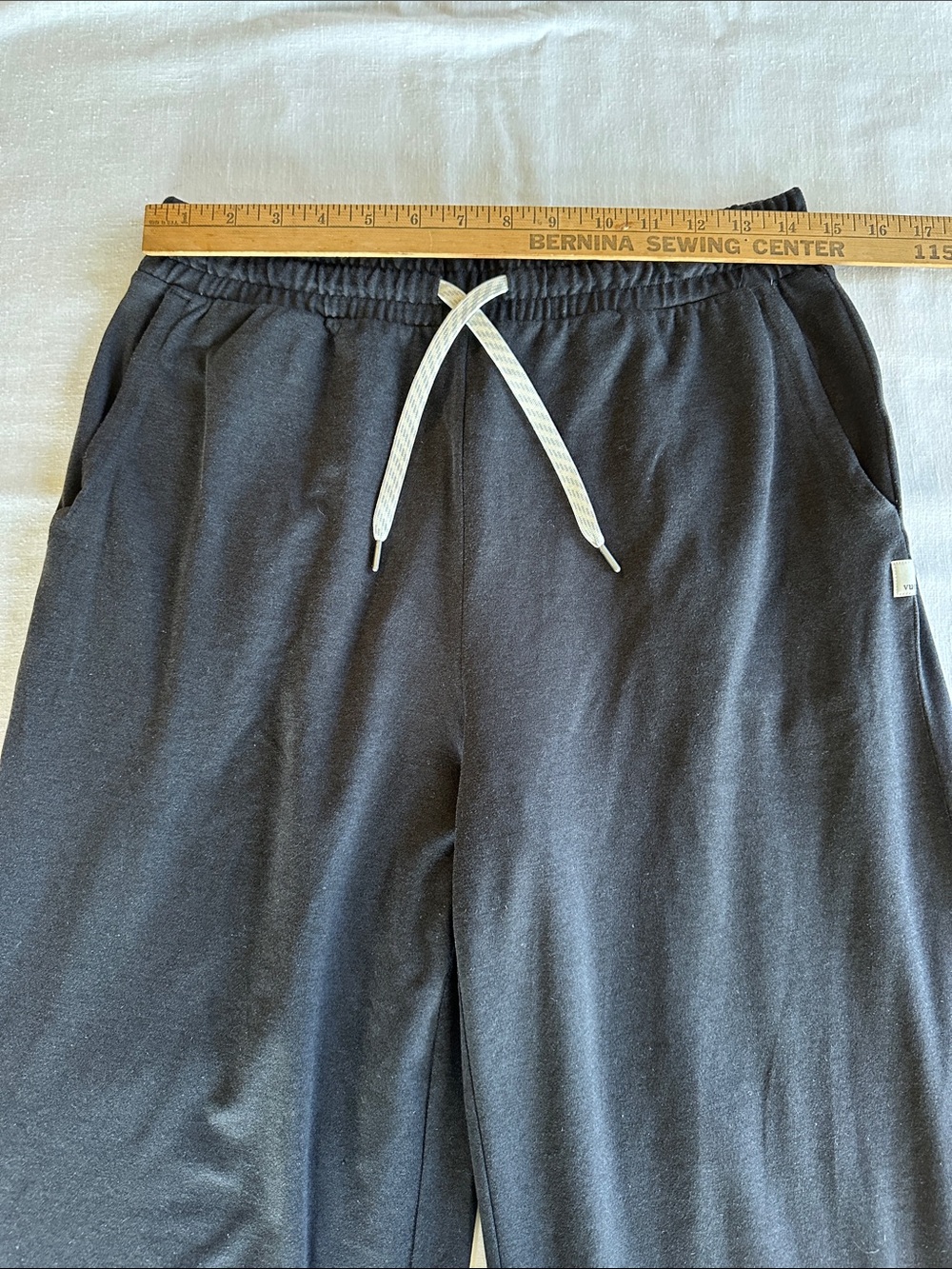 Vuori Halo Essential Wideleg M Short Black - Picture 3 of 8